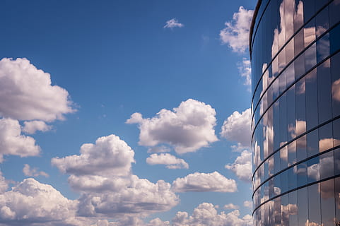 glasbygning, arkitektur, bygning, skyer, afspejling, himmel, sky - himmel, bygning udvendig, natur, lav vinkel visning, bygget struktur, ingen mennesker, dag, by, blå, udendørs, kontor, moderne, glas - materiale, kontorbygning udvendig, sollys, skønhed i naturen, 5K, CC0, offentligt domæne, royaltyfrie