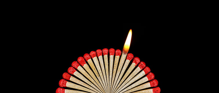 match, flamme, storbrand, lighter, Tændstikker, pinde, kamphoved, træ, svovl, tænding, brænde, ild, rød, sort, ny, unverbrannt, tæt på, makro, datailaufnahme, brænding, varme - temperatur, studio skud, sort baggrund, kopiere plads, brand - naturligt fænomen, indendørs, ingen mennesker, tændstik, mønster, natur, belyst, lys, træ - materiale, skåret ud, 5K, CC0, offentligt domæne, royaltyfrie