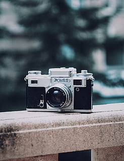 argint, negru, pod camera, aparat foto, Electronică, camera digitala, curea, cameră video, obiectivul camerei, vorbit, jante din aliaj, roată, maşină, în aer liber, stereo, Condo, clădire, carcasă, capacul obiectivului, siluetă, raft, marcă, siglă, aparat de fotografiat - echipament fotografic, fotografii tematice, tehnologie, stil retro, echipament fotografic, obiectiv - instrument optic, să se concentreze asupra primelor elemente, a închide, Sesiuni foto, antic, nici o persoana, un singur obiect, arhitectură, activitate, vechi, zi, istorie, epocă, 4K, CC0, domeniu public, fără drepturi de autor