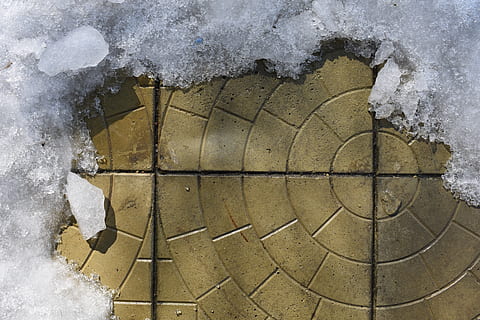 vår, flis, asfaltering, is, snø, smelter, bakgrunn, tekstur, vann, ingen folk, kaldtemperatur, vinter, dag, arkitektur, bygget struktur, natur, utendørs, frossen, nærbilde, veggbyggingsfunksjon, bevegelse, metall, gammel, vannsport, breaking, 5K, CC0, offentlig domene, opphavsrett gratis
