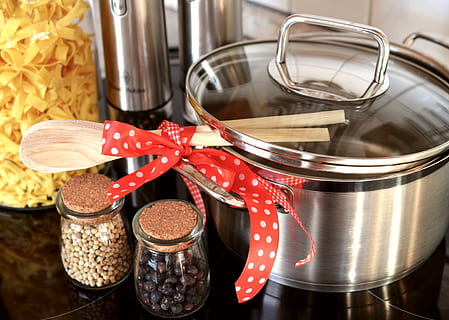 ruostumaton, teräksen ruoanlaitto potin puoli, avattu, kokki, keittiö, keittiövälineet, panoroida, pasta, pippureita, pannu, heijastus, nauha, astiat, puulusikka, sisällä, asetelma, ruoka ja juoma, keittiöväline, ruoka, kontti, pöytä, ei ihmisiä, lähikuva, kodinkoneet, purkki, punainen, korkea kulma, lasi - materiaali, metalli-, ainesosa, kotimainen keittiö, tuoreus, 4K, CC0, public domain, rojaltivapaa