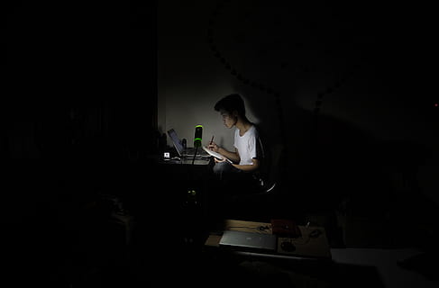 trabalho, desenhar, estilista, rede, web designer, Vietnã, criativo, surpreendente, noite, sozinho, triste, dentro de casa, Sombrio, tecnologia, uma pessoa, adulto, sentado, pessoas reais, iluminado, mesa, conexão, de pé, estilos de vida, sala doméstica, adulto médio, tecnologia sem fio, equipamento de iluminação, concentração, Educação, lâmpada elétrica, Penteado, 2K, CC0, domínio público, royalty free