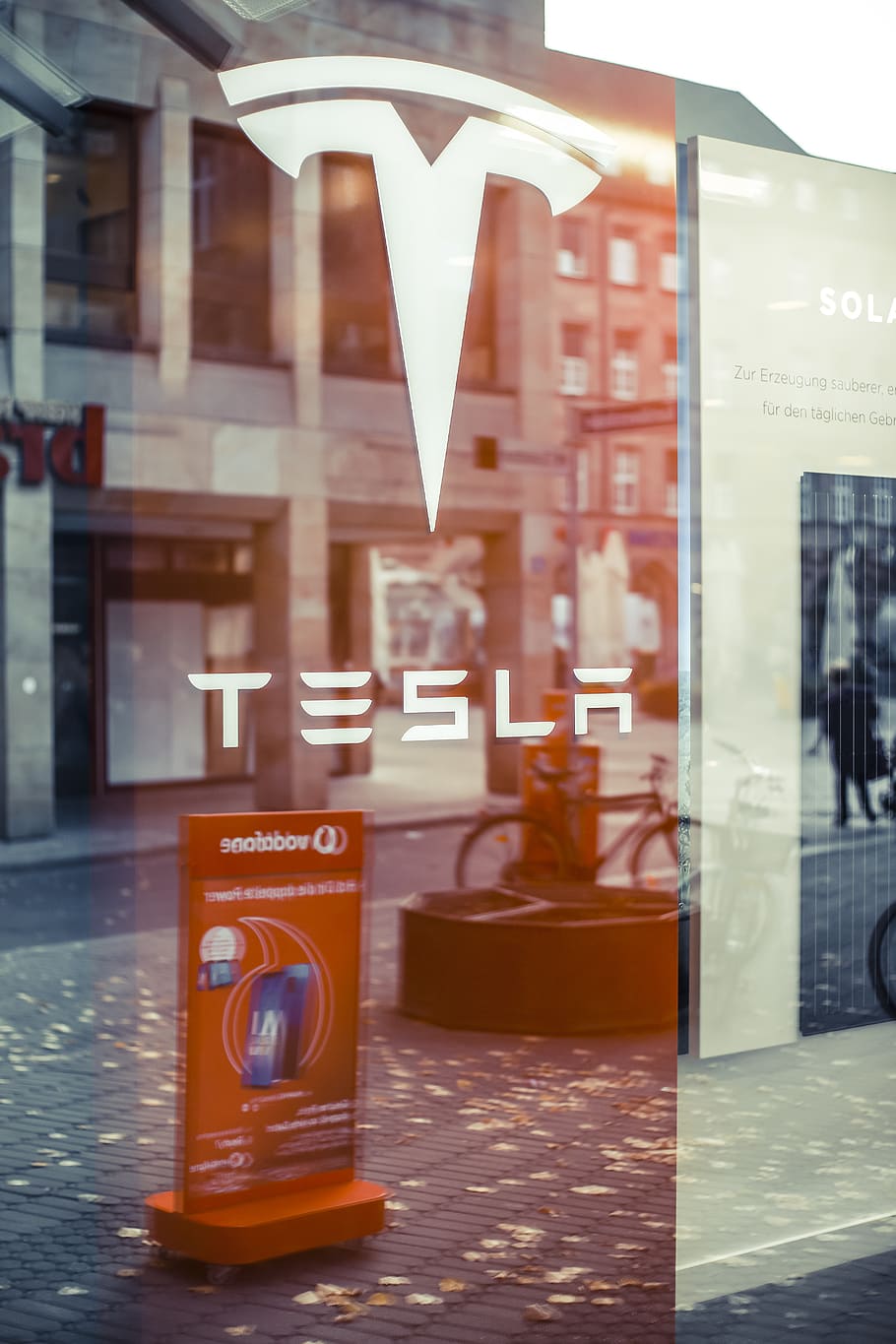 tesla logo, Německo, Norimberk, dezert, čokoláda, jídlo, žlabu, napít se, nápoj, překližka, dřevo, osvětlení, Vzhled interiéru, uvnitř, architektura, budova, bydlení, sdělení, text, západní skript, podepsat, průhledný, odraz, sklo - materiál, nikdo, stavba, informace, zaměřit se na popředí, nehody a katastrofy, den, město, informační značka, svítí, Červené, 5K