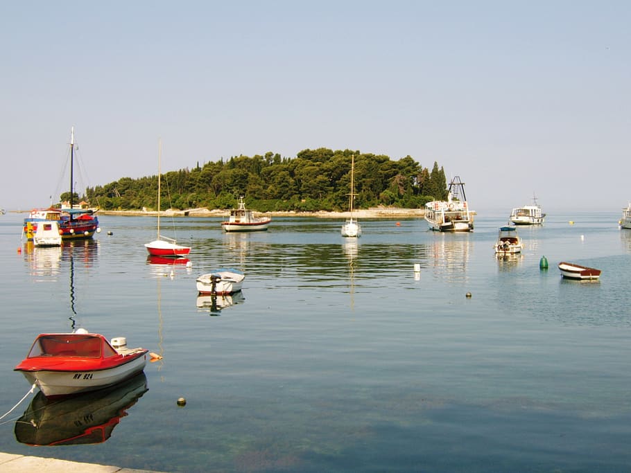Kroatien, Wasserfahrzeug, Wasser, Transport, Transportmittel, klarer Himmel, Himmel, Natur, Tag, Baum, festgemacht, Reflexion, Pflanze, keine Leute, Schönheit in der Natur, Meer, draußen, Boje, Segelboot, verankert, Ruderboot, Freizeitboot, 2K