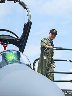 Pilot, Mensch, Aktivität, Professionel, Militär-, Transport, Jet, Flugzeug, echte Menschen, Männer, eine Person, Tag, Flachwinkelansicht, Porträt, Lebensstile, Himmel, Freizeitbeschäftigung, junge Männer, Transportmittel, Natur, Sonnenlicht, draußen, junger Erwachsener, Helm, 4K, CC0, gemeinfrei, lizenzfrei