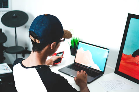 Mann mit Laptop, Elektronik, Computer, pc, Laptop, Person, Mensch, Menschen, Indonesien, Jakarta, Tablet, Dreieck, Aktenordner, Brille, Gesicht, Hut, Kleidung, Deckel, Möbel, Technologie, kabellose Technologie, Verbindung, Kommunikation, Arbeiten, Geschäft, drinnen, mit laptop, eine Person, Tabelle, Männer, Sitzung, Schreibtisch, echte Menschen, Erwachsene, Kopfschuss, 5K, CC0, gemeinfrei, lizenzfrei