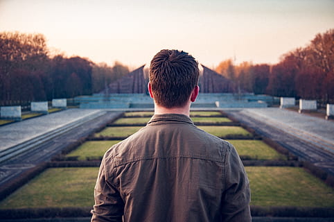 uomo, in piedi, sentiero, giorno, persona, persone, umano, Berlino, Germania, memoriale di guerra sovietico treptow, monumento, memoriale, analizzare, cercare, guardare, Museo, all'aperto, da dietro, guardando fuori, anonimo, vista, ragazzo, tramonto, architettura, indietro, retrovisore, una persona, cielo, uomini, natura, paesaggio, giovane adulto, adulto, dalla vita in su, concentrarsi sulle conoscenze acquisite, colpo alla testa, stili di vita, trasporto ferroviario, mezzi di trasporto, scena rurale, giovani uomini, ritratto, 4K, CC0, dominio pubblico, privo di copyright