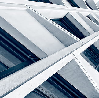 fachada, concreto, janela, diagonal, pré-moldado, arquitetura, abstrato, padronizar, estrutura construída, ninguém, exterior do edifício, dia, visão de alto ângulo, ao ar livre, construção, moderno, vidro - material, natureza, azul, quadro completo, cor branca, reflexão, metal, 4K, CC0, domínio público, royalty free