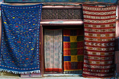 çeşitli renkli halılar, ev dekoru, pencere, kapı, tuğla, perde, panjur, duvar, Giyim, ipek, giysi, sari, kavanoz, saksı bitkisi, bonsai, bitki, ağaç, çömlekçilik, vazo, yol, Desen, insansız, çok renkli, Tekstil, gün, seçim, dizayn, içeriye, kapatmak, varyasyon, mimari, perakende, mavi, satılık, iletişim, kırmızı, iş, 5K, CC0, kamu malı, telif ücretsiz