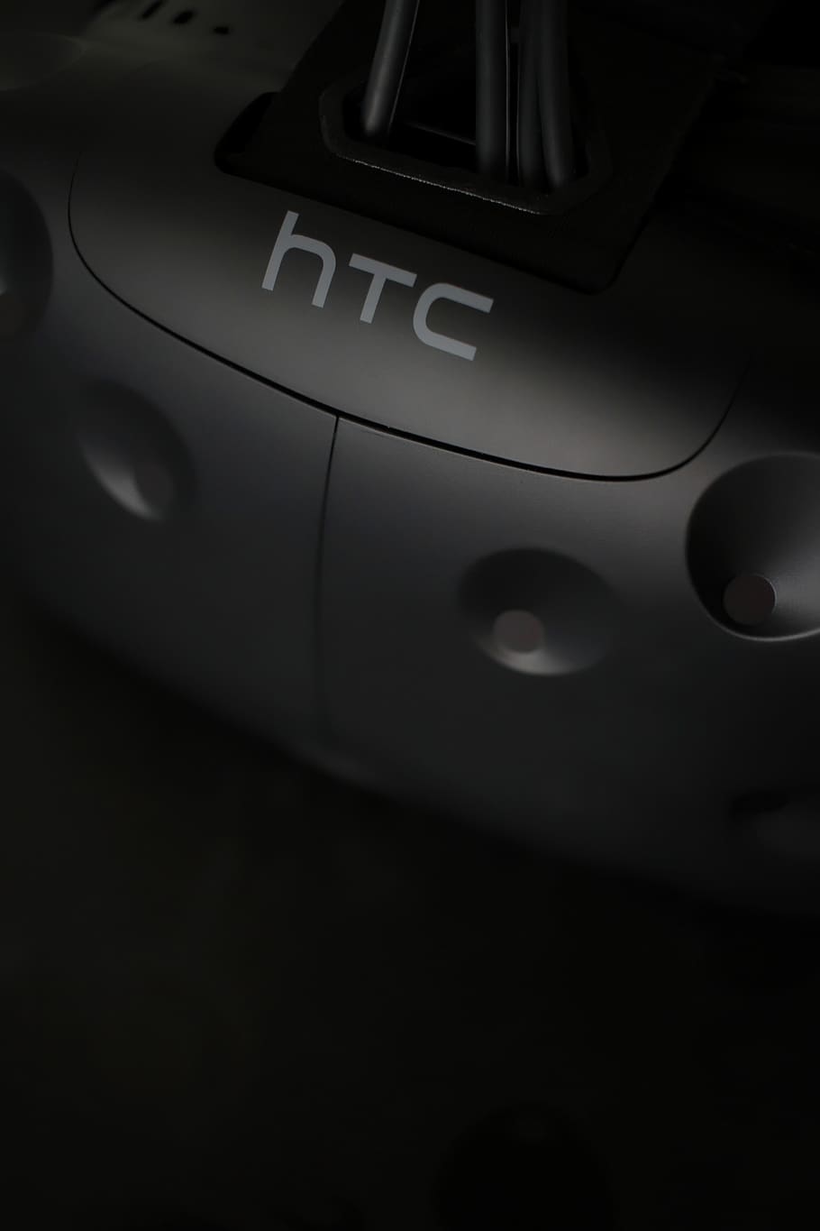 htc, vive, vr, pantalla, joc, esport, PC, portàtil, jocs, la realitat, negre, llum, virtual, text, guió occidental, cap gent, comunicació, a l'interior, primer pla, tecnologia, lletra majúscula, manera de transport, vehicle terrestre, automòbil, signe, cotxe, il·luminat, vista d’angle alt, fosc, transport, natura morta, nombre, connexió, 5K