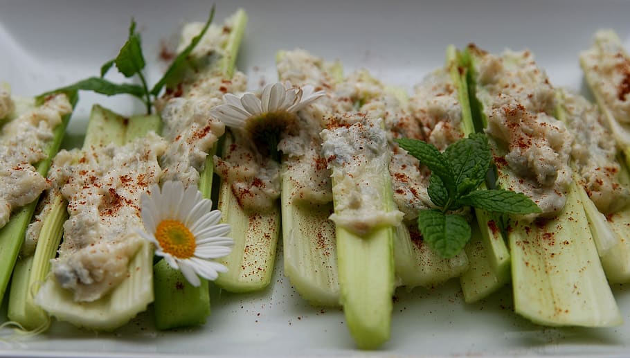 api, verdures, aperitiu, vegetarià, crua, menjar i beguda, frescor, menjar, llest per menjar, natura morta, primer pla, alimentació saludable, cap gent, benestar, a l'interior, enfocament selectiu, color verd, indulgència, mida de la porció, placa, marisc, decorar, temptació, planta, 4K