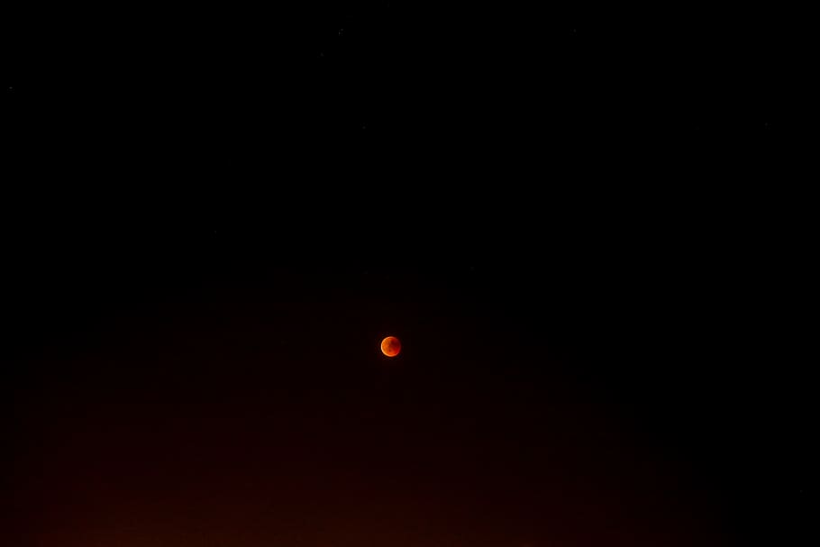 blodmåne, nat, måne, formørkelse, ydre rum, plads, univers, astronomi, måneformørkelse, udendørs, porto, Portugal, himmel, rød, orange, rødmåne, kopiere plads, skønhed i naturen, scenics - natur, ingen mennesker, natur, ro, rolig scene, mørk, lav vinkel visning, idyllisk, naturligt fænomen, skyfri himmel, planetmåne, rum og astronomi, 5K