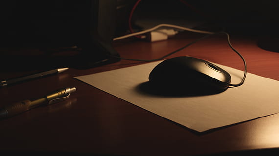 mus, computer, skrivebord, papir, pen, kabler, lys, afspejling, træ, organisation, teknologi, bord, indendørs, ingen mennesker, meddelelse, musik, forbindelse, hører efter, hovedtelefoner, stilleben, sort farve, computermus, trådløs teknologi, kabel, computerudstyr, tæt på, udstyr, lydudstyr, 5K, CC0, offentligt domæne, royaltyfrie