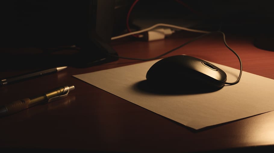 mus, computer, skrivebord, papir, pen, kabler, lys, afspejling, træ, organisation, teknologi, bord, indendørs, ingen mennesker, meddelelse, musik, forbindelse, hører efter, hovedtelefoner, stilleben, sort farve, computermus, trådløs teknologi, kabel, computerudstyr, tæt på, udstyr, lydudstyr, 5K