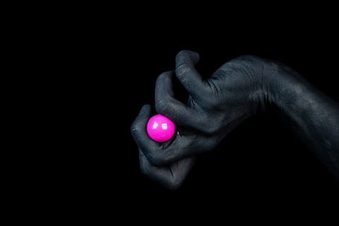 mão humana direita, mão humana, mão, uma pessoa, fundo preto, tiro do estúdio, parte do corpo humano, copie o espaço, dedo, dentro de casa, dedo humano, parte do corpo, segurando, fechar-se, homens, Sombrio, mostrando, adulto, cor preta, pessoas reais, 2K, CC0, domínio público, royalty free