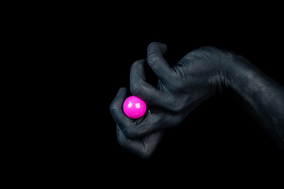 mão humana direita, mão humana, mão, uma pessoa, fundo preto, tiro do estúdio, parte do corpo humano, copie o espaço, dedo, dentro de casa, dedo humano, parte do corpo, segurando, fechar-se, homens, Sombrio, mostrando, adulto, cor preta, pessoas reais, 2K