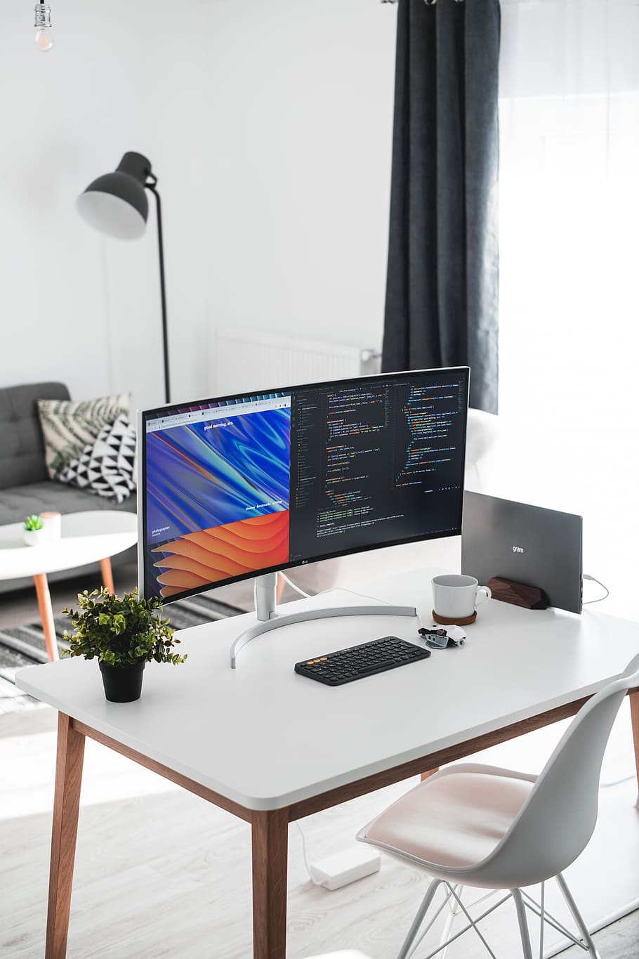 eingeschaltet, eben, Bildschirm TV, Tabelle, Computer, Technologie, drinnen, Büro, Laptop, Geschäft, Schreibtisch, Möbel, Kommunikation, Verbindung, kabellose Technologie, keine Leute, Computerbildschirm, Computerausrüstung, Stuhl, Tag, Sitz, Sonnenlicht, Arbeitsplatz, 5K