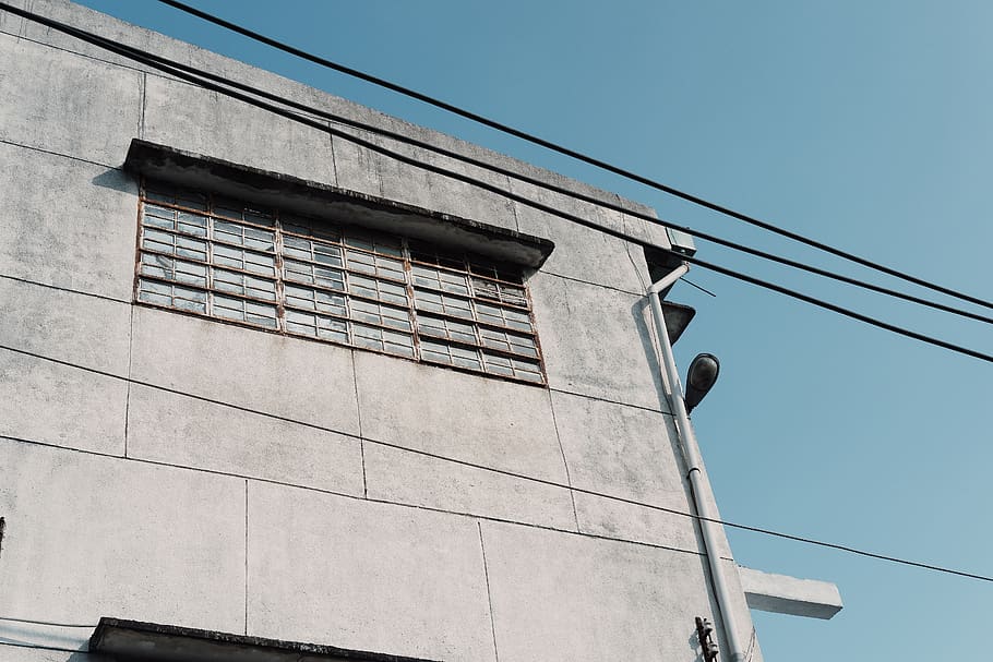 edifici de formigó gris, edifici, edifici d'oficines, concret, finestra, cartellera, publicitat, text, pneumàtic, cotxe, automòbil, coupe, vehicle, transport, cotxe esportiu, urbà, paret, ciutat, edifici d'apartaments, de gran alçada, vista d’angle baix, arquitectura, exterior de l'edifici, cable, cel, estructura construïda, dia, cap gent, naturalesa, electricitat, línia elèctrica, cel clar, a l'aire lliure, connexió, tecnologia, Font d'alimentació, indústria, línia telefònica, 5K