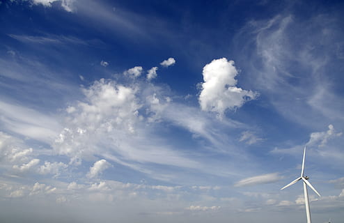 nubes, turbina eólica, nube - cielo, cielo, energía renovable, generación de combustible y energía, conservación del medio ambiente, energía alternativa, turbina, ambiente, energía eólica, naturaleza, vista de ángulo bajo, belleza en la naturaleza, día, el color blanco, azul, paisajes - naturaleza, nadie, al aire libre, tranquilidad, recursos sustentables, viento, poder en la naturaleza, fuente de alimentación, 4K, CC0, dominio público, libre de derechos