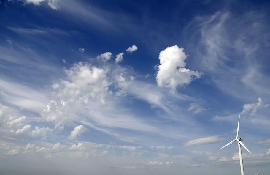 núvols, aerogenerador, núvol - cel, cel, energia renovable, generació de combustible i energia, conservació del medi ambient, energia alternativa, turbina, medi ambient, energia eòlica, naturalesa, vista d’angle baix, bellesa a la natura, dia, Color blanc, blau, escenics - natura, cap gent, a l'aire lliure, tranquil·litat, recursos sostenibles, vent, poder a la natura, Font d'alimentació, 4K