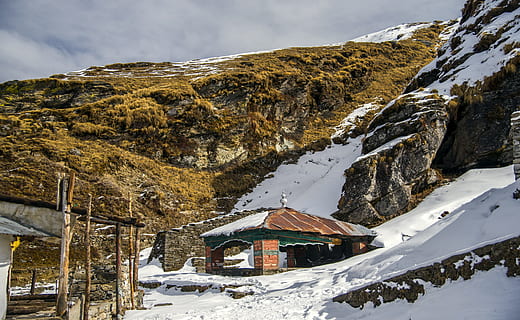brun mursten lysthus, skyer, kold, dagslys, pift, frost, frost-, Frosset, græs, høj, hus, is, landskab, bjerge, natur, udendørs, klipper, naturskøn, sæson, himmel, sne, sneklædt bjerg, vejr, vinter, vinterlandskab, kold temperatur, bjerg, bygget struktur, arkitektur, bygning udvendig, scenics - natur, skønhed i naturen, bygning, miljø, snedækket bjerg, bjergkæde, sky - himmel, hytte, ingen mennesker, sommerhus, 5K, CC0, offentligt domæne, royaltyfrie