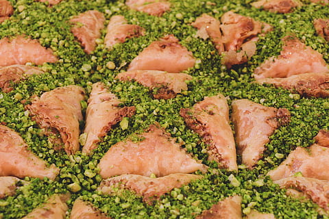 cooked meat, seasoning, food, meal, plant, dinner, supper, dish, lunch, vegetable, platter, produce, dill, buffet, cafeteria, restaurant, culinary, sesame, roast, kale, cabbage, food and drink, freshness, full frame, healthy eating, close-up, no people, ready-to-eat, still life, indoors, backgrounds, wellbeing, indulgence, green, broccoli, meat, arrangement, selective focus, in a row, crockery, temptation, snack, tray, 5K, CC0, public domain, royalty free