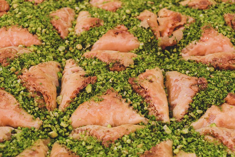 kogt kød, krydderi, mad, måltid, plante, aftensmad, fad, frokost, grøntsag, fremstille, dild, buffet, cafeteria, restaurant, kulinarisk, sesam, stege, grønkål, kål, mad og drikke, friskhed, fuld ramme, sund kost, tæt på, ingen mennesker, klar til at spise, stilleben, indendørs, baggrunde, velvære, overbærenhed, grøn, broccoli, kød, arrangement, selektiv fokusering, i en række, porcelæn, fristelse, snack, bakke, 5K