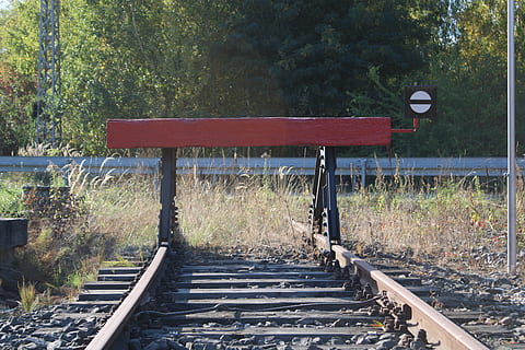 arresto del buffer, rotaie, Gleise, treno, ferrovia, vecchio, stazione ferroviaria, traccia, fine della traccia, tracciare il completamento, decaduto, binario di raccordo, borsone, Profen, Sassonia, trasporto ferroviario, albero, pianta, mezzi di trasporto, giorno, natura, nessuno, terra, crescita, all'aperto, modo di trasporto, direzione, trasporto pubblico, la strada davanti, rosso, foresta, comunicazione, assenza, 5K, CC0, dominio pubblico, privo di copyright