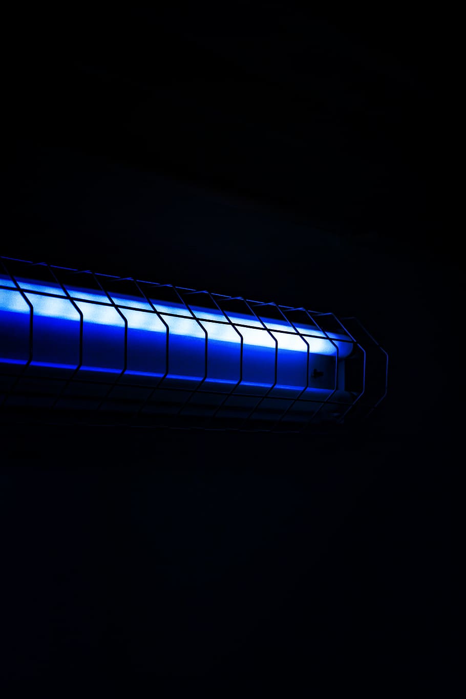trasformato, blu, luce, apparecchio, dispositivo elettrico, bruciatore, forno, neon, tostapane, piroscafo, stufetta, riscaldatore, ferro, ferro da stiro, bagliore, elettronica, schermo, tenere sotto controllo, Schermo a cristalli liquidi, display, spirale, bobina, copia spazio, tecnologia, connessione, raggiante, sfondo nero, buio, illuminato, girato in studio, avvicinamento, in casa, singolo oggetto, nessuno, Internet, rete di computer, elettricità, colore nero, attrezzatura per l'illuminazione, luce - fenomeno naturale, comunicazione, materiale elettrico, 5K