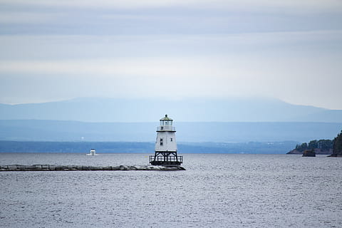 hvidt fyrtårn, USA, natur, sindsro, fredfyldte, Vermont, Burlington, landskab, arkitektur, blå, himmel, vand, ocean, sø, hav, fyrtårn, bygget struktur, tårn, bygning udvendig, bygning, sikkerhed, beskyttelse, scenics - natur, retning, vejledning, skønhed i naturen, havnefronten, rolig scene, ingen mennesker, udendørs, 5K, CC0, offentligt domæne, royaltyfrie