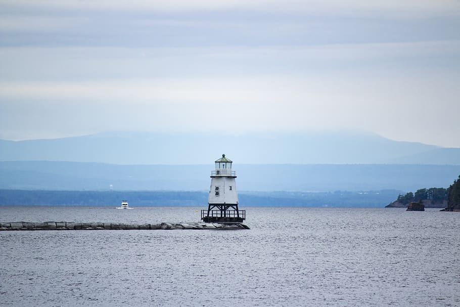hvidt fyrtårn, USA, natur, sindsro, fredfyldte, Vermont, Burlington, landskab, arkitektur, blå, himmel, vand, ocean, sø, hav, fyrtårn, bygget struktur, tårn, bygning udvendig, bygning, sikkerhed, beskyttelse, scenics - natur, retning, vejledning, skønhed i naturen, havnefronten, rolig scene, ingen mennesker, udendørs, 5K