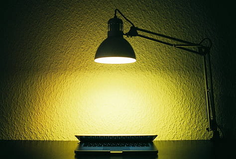 MacBook, Apfel, Mac, Computer, öffnen, Birne, Licht, Gelb, schwarz, dunkel, Wand, Laptop, Lampe, Lichtanlage, beleuchtet, Wandbau - Funktion, drinnen, Elektrizität, elektrische Lampe, keine Leute, glühend, die Architektur, hängend, gebaute Struktur, elektrisches Licht, Pendelleuchte, Licht - natürliches Phänomen, Decke, Flachwinkelansicht, Leuchte, 720P, CC0, gemeinfrei, lizenzfrei