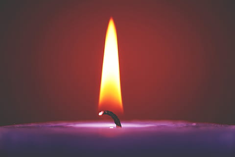 svíčka, světlo, oheň, plamen, temný, noc, hořící, teplota - teplota, požár - přírodní jev, svítí, detail, uvnitř, jeden objekt, nikdo, řeřavý, oranžová barva, Příroda, žlutá, osvětlovací zařízení, studio shot, černé pozadí, zářivost, elektrická lampa, 5K