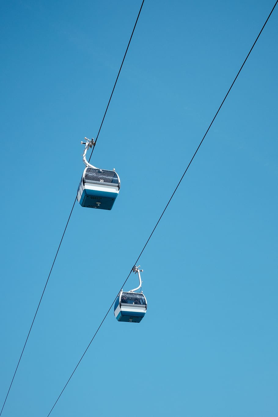 telefèric blanc, transport, telefèric, portugal, lisboa, vehicle, a l'aire lliure, diagonal, minimalista, minimalisme, mínim, ascensor, esquiar, telecadira, despeses generals, muntanyes, muntanya, cable, vista d’angle baix, telefèric aeri, blau, cel, penjant, manera de transport, cel clar, naturalesa, dia, connexió, cap gent, electricitat, corda, còpia espai, cable d’acer, 4K