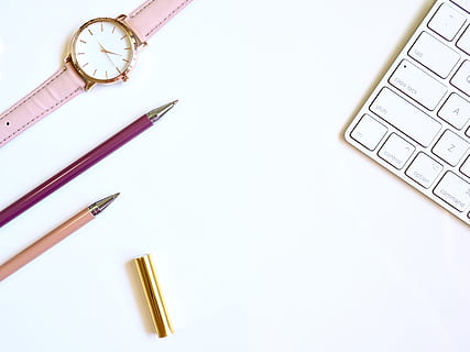 Arbeit, schreiben, Arbeiten, erstellen, weißer Raum, weißer Hintergrund, Schreibtisch, Desktop, Arbeitsplatz, Geschäft, Büro, feminin, ziemlich, Rosa, einfach, minimal, Weiß, Hinweis, Notizbuch, Tagebuch, Selbstversorgung, Tastatur, Studioaufnahme, Zeit, Uhr, drinnen, Technologie, Stillleben, keine Leute, Schreibgerät, Bleistift, ausgeschnitten, kopieren sie platz, sehen, Nahansicht, Computer, High Angle View, Stift, direkt darüber, Instrument der Zeit, Gruppe von Objekten, Antiquität, Ziffernblatt, Minutenzeiger, 4K, CC0, gemeinfrei, lizenzfrei
