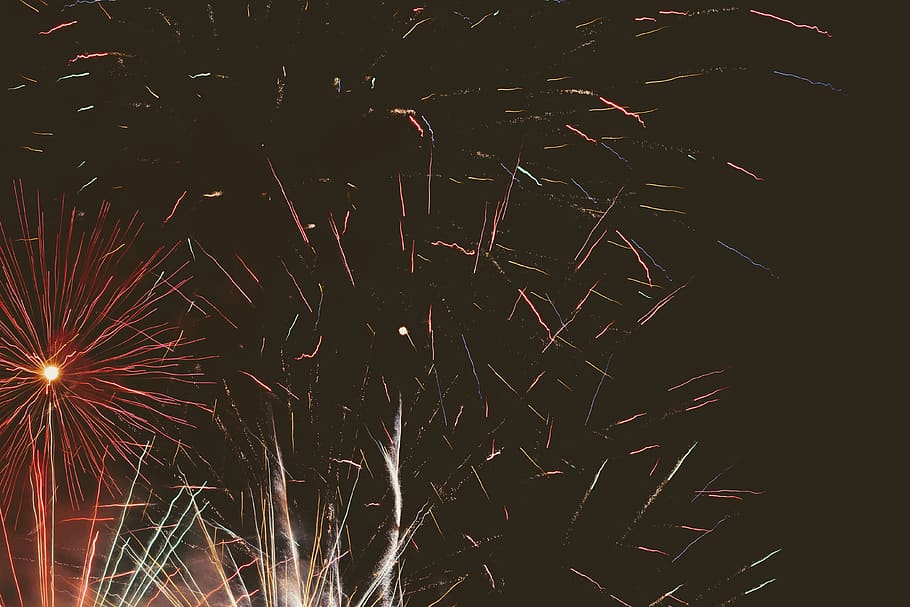 focs artificials multicolors, naturalesa, a l'aire lliure, nit, focs artificials, diwali, ruix, univers, astronomia, cel estrellat, espai exterior, espai, armament, dinamita, bomba, arma, lluna plena, lluna, paisatge, vista aèria, il·luminat, exhibició de focs artificials, celebració, moviment, cap gent, explosió, brillant, esdeveniment, cultura i entreteniment artístic, exposició llarga, focs artificials - objecte fet per l'home, vista d’angle baix, llum, moviment borrós, cel, espurnes, 4K