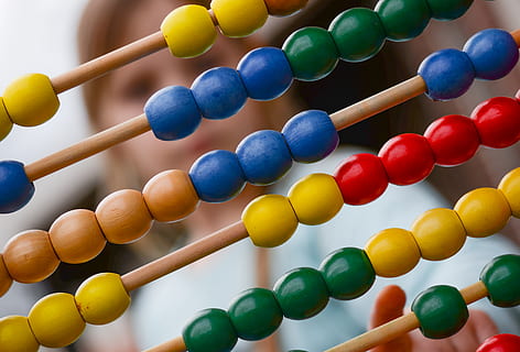 fotografia de l'àbac multicolor, àbac, addició, aritmètica, comptes, química, nen, educació, noi, matemàtiques, nombre, partícula, física, escola, pal, resta, sofre, joguina, fusta, pal de fusta, multicolor, cap gent, primer pla, gran grup d'objectes, material de fusta, comptar, a l'interior, blau, aprenentatge, variació, groc, abundància, elecció, centrar-se en primer pla, taló, símbol, 4K, CC0, domini públic, lliure de regalies