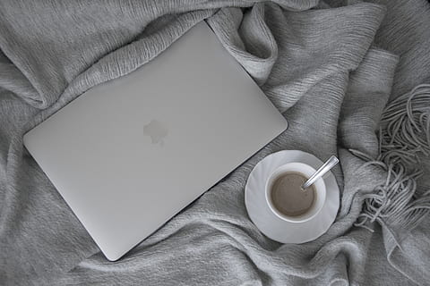 Apfel, MacBook, Laptop, Minimum, ästhetisch, Kaffee, Getränk, Tasse, drinnen, Becher, Kaffee trinken, Essen und Trinken, Erfrischung, Kaffeetasse, direkt darüber, Tabelle, Stillleben, High Angle View, Nahansicht, Lebensmittel, Hand, menschliches Körperteil, heisses Getränk, menschliche Hand, Frische, Geschirr, Teetasse, alkoholfreies Getränk, 5K, CC0, gemeinfrei, lizenzfrei