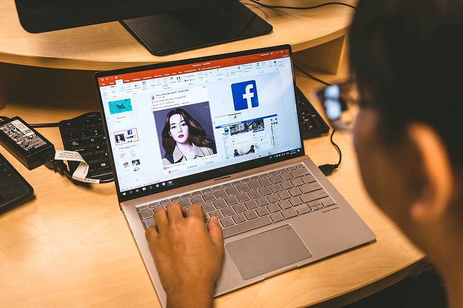 Person, mit, Laptop, Stöbern, Facebook-Anwendung, Technologie, kabellose Technologie, Computer, Kommunikation, Erwachsene, Verbindung, junger Erwachsener, drinnen, Menschen, Computer benutzen, Computerausrüstung, Männer, Internet, Besetzung, junge Männer, Computernetzwerk, suchen, Sitzung, 5K