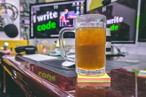 Pomme, imac, code, la programmation, boisson froide, thé glacé, Bière, boisson, bière - alcool, de l'alcool, table, Nourriture et boisson, nature morte, Verre à bière, rafraîchissement, fermer, verre, personne, à l'intérieur, verre à boire, affaires, fraîcheur, se concentrer sur le premier plan, équipement ménager, verre - matériel, transparent, comptoir de bar, 5K, CC0, domaine public, libre de droits