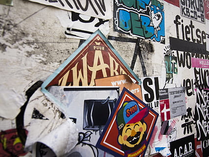 verschiedene Sticker an der Wand, Text, Etikette, Graffiti, Aufkleber, Kunst, Wand, Symbol, Malerei, Wandgemälde, Zeichen, Emblem, Werbung, Poster, Alphabet, Collage, Handschrift, Kalligraphie, Postamt, Klimaanlage, Gerät, Kommunikation, keine Leute, die Architektur, westliche Schrift, Wandbau - Funktion, Darstellung, gebaute Struktur, Gebäudehülle, mehrfarbig, menschliche Darstellung, Kreativität, Tag, Nahansicht, Stadt, Kunst und Handwerk, Warnschild, 4K, CC0, gemeinfrei, lizenzfrei