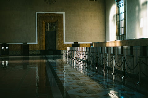 brauner Tisch, Los Angeles, Gewerkschaftsstation, Vereinigte Staaten, die Architektur, Bahnhof, Innere, Zug, U-Bahn, Metro, unter Tage, Esstisch, Tabelle, Möbel, Rezeption, drinnen, Wartezimmer, Zimmer, Empfangszimmer, Esszimmer, gebaute Struktur, Reflexion, keine Leute, Sitz, Fenster, Bodenbelag, leeren, Abwesenheit, Gebäude, Tag, Wandbau - Funktion, Glas - Material, in einer Reihe, Natur, Fliese, Sonnenlicht, Stuhl, Fliesenboden, 5K, CC0, gemeinfrei, lizenzfrei