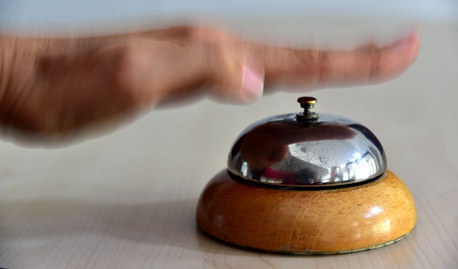 timbre, hotel, anomenada, anell, pressa, desig, informe, d'acord amb, per favor, mà, moviment, vell, mà humana, part del cos humà, una persona, a l'interior, primer pla, celebració, centrar-se en primer pla, menjar i beguda, part del cos, taula, adult, contenidor, dit, persona irreconeixible, preparació, menjar, dit humà, tir de l'estudi, 5K