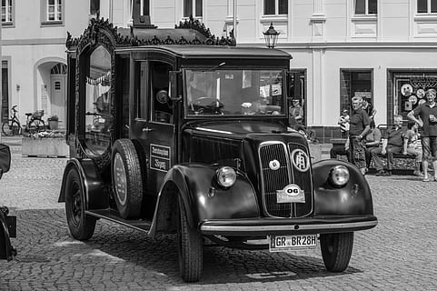veicolo, auto, carro funebre, vecchi tempi, trasporto, camion, settore automobilistico, funerale, veicolo commerciale, esterno dell'edificio, mezzi di trasporto, architettura, struttura costruita, modo di trasporto, città, veicolo terrestre, persone accessorie, strada, giorno, veicolo a motore, costruzione, in stile retrò, all'aperto, macchina vintage, finestra, viaggio, 4K, CC0, dominio pubblico, privo di copyright