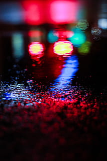luz multicolor, rojo, enfoque selectivo, de cerca, multi color, noche, nadie, adentro, iluminado, mojado, calle, agua, ciudad, movimiento, antecedentes, texturizado, reflexión, piso, la vida nocturna, centrarse en primer plano, nivel de la superficie, 2K, CC0, dominio público, libre de derechos