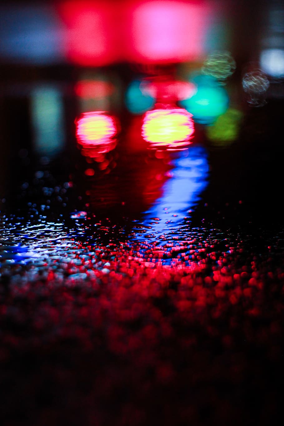 luz multicolor, rojo, enfoque selectivo, de cerca, multi color, noche, nadie, adentro, iluminado, mojado, calle, agua, ciudad, movimiento, antecedentes, texturizado, reflexión, piso, la vida nocturna, centrarse en primer plano, nivel de la superficie, 2K