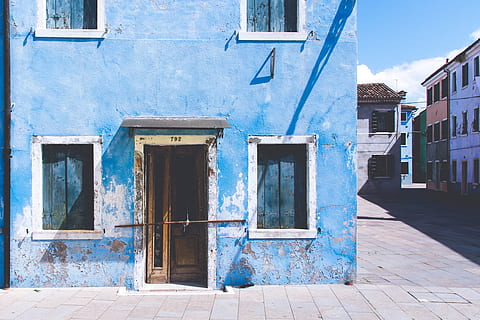 architettura, struttura, blu, cielo, nuvole, case, villaggio, soleggiato, finestra, porta, esterno dell'edificio, struttura costruita, costruzione, quartiere residenziale, Entrata, Casa, nessuno, giorno, città, vecchio, all'aperto, chiuso, luce del sole, natura, intemperie, Aperto, 4K, CC0, dominio pubblico, privo di copyright