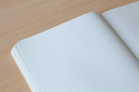 livre, Remarque, fermer, dessiner, wireframing, wireframes, fil de fer, carnet, ui, ux, expérience utilisateur, interface utilisateur, annotations, blanc, papier, des points, moleskine, maquette, à l'intérieur, vue grand angle, personne, table, couleur blanche, simplicité, nature morte, prise de vue en studio, espace de copie, bois - matériau, directement au-dessus, bloc note, éducation, objet unique, modèle, vide, publication, nettoyer, 2K, CC0, domaine public, libre de droits