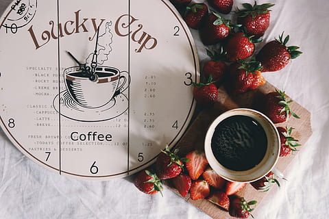 l'horloge, café, temps, réglage, table, blanc, les boissons, boisson, fraise, fruits, sucré, bois, Nourriture et boisson, texte, fruit, à l'intérieur, fruits des baies, aliments, directement au-dessus, personne, alimentation saine, écriture occidentale, nature morte, vue grand angle, la communication, plante, fraîcheur, tasse, la nature, décoration de Noël, 4K, CC0, domaine public, libre de droits