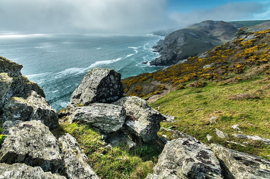 fotografia de paisatge, muntanya, al costat, costa de la platja, platja, bonic, núvols, herba, paisatge, molsa, roques molses, naturalesa, oceà, roques, rocós, escènic, mar, paisatge marí, vora del mar, vista, cel, turisme, vacances, aigua, onades, bellesa a la natura, rock, escenics - natura, sòlid, rock - object, terra, dia, escena no urbana, tranquil·litat, cap gent, formació de roca, escena tranquil·la, a l'aire lliure, medi ambient, aigua que flueix, 4K